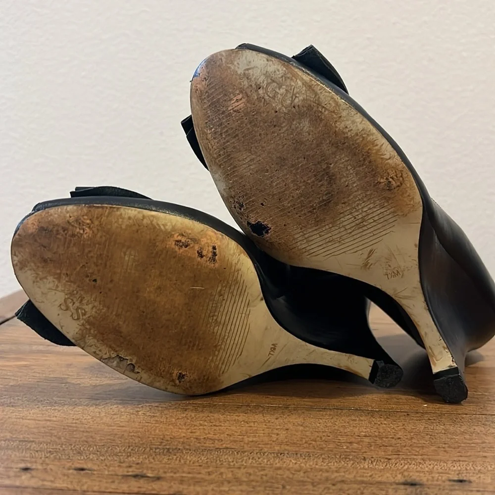 Guess pillow peep toe leather wedge 7.5